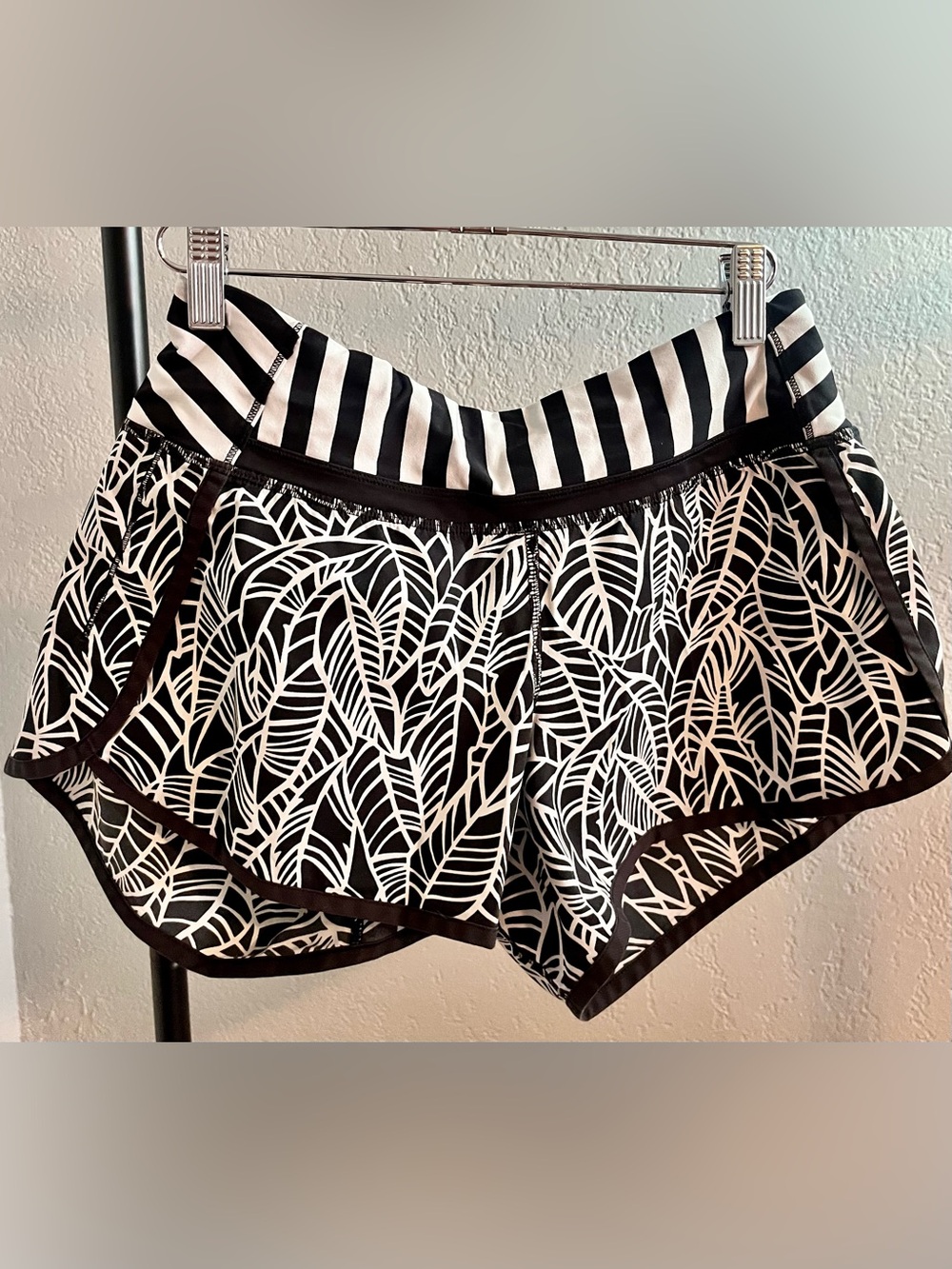 lululemon Black and White Leaf-Print Speed Shorts. Vintage.